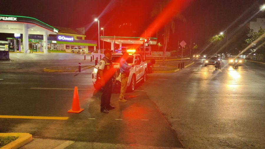 Integrantes del colectivo de Madres Buscadoras se manifestaron en el kilómetro 0 del bulevar Kukulcán.