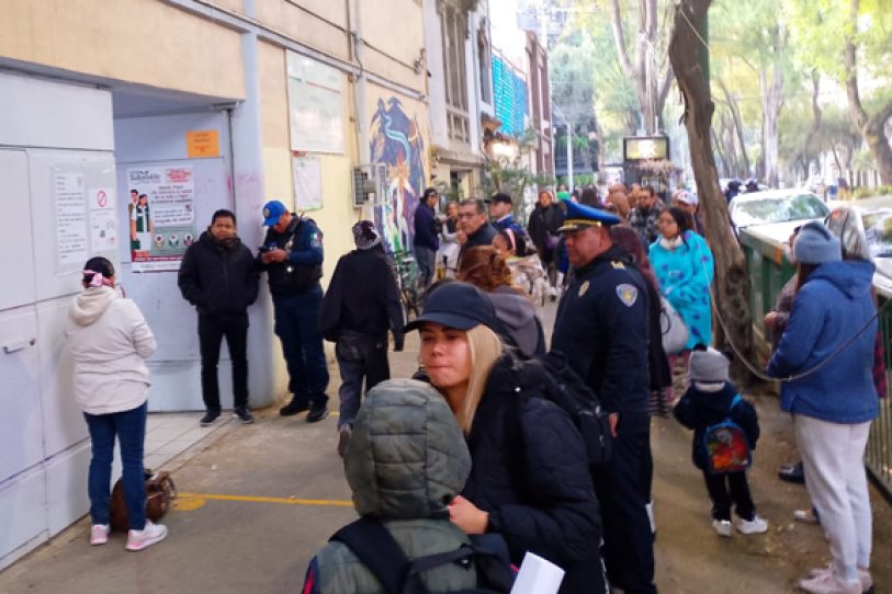 Elementos del Heroico Cuerpo de Bomberos inspeccionaron las tuberías de gas en la primaria Capitán Emilio Carranza.