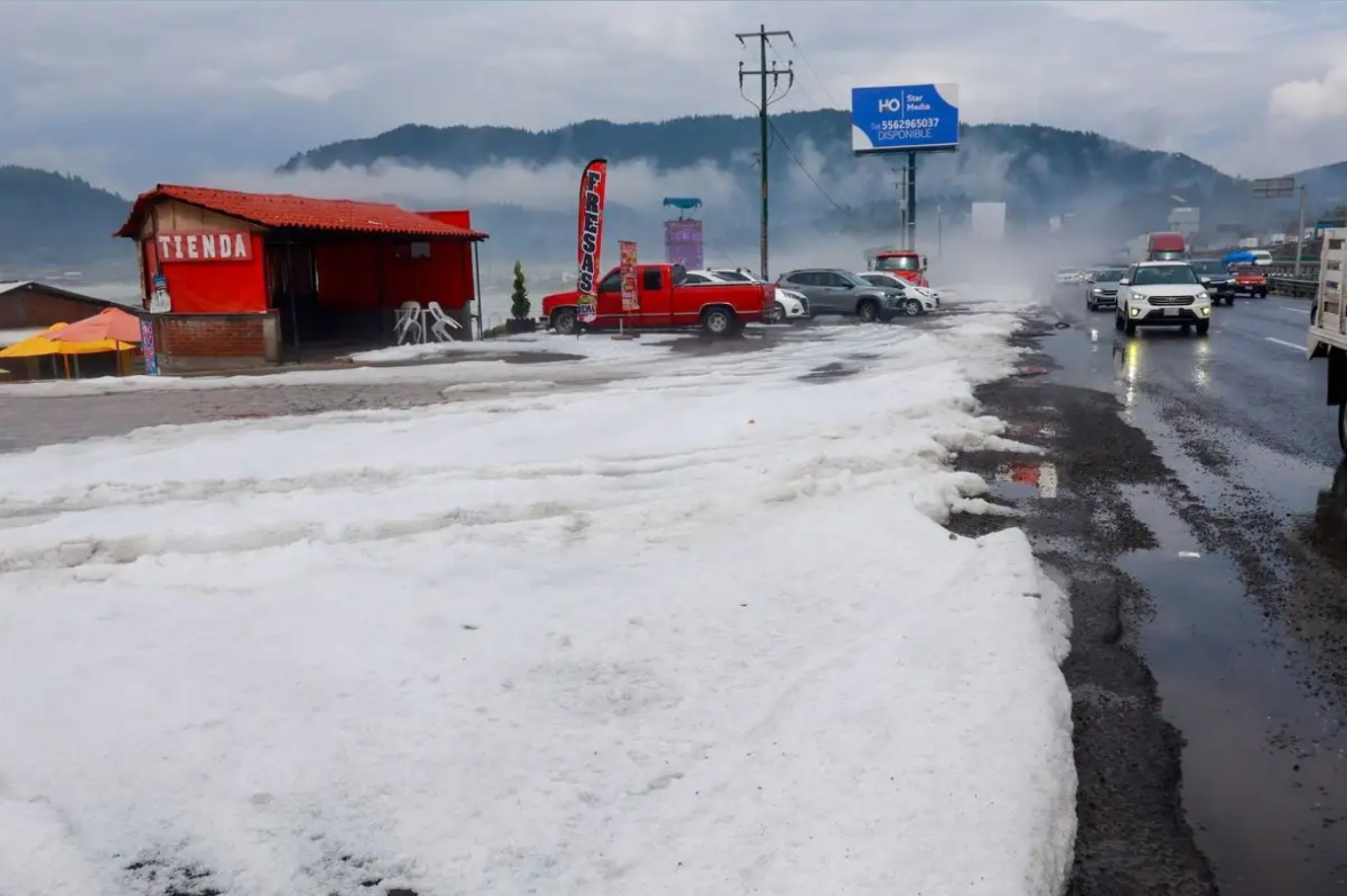Capa de hielo cubre las áreas verdes y los comercios del Parque Nacional tras la sorpresiva precipitación.