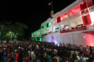 La gobernadora Mara Lezama encabeza la ceremonia desde el balcón central del Palacio de Gobierno en Chetumal.