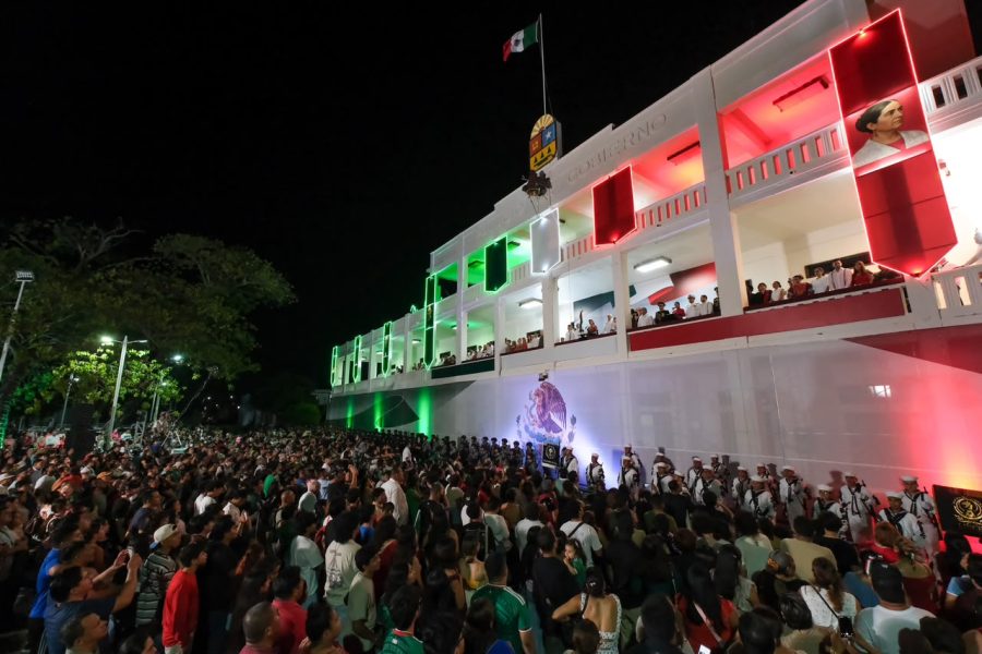 La gobernadora Mara Lezama encabeza la ceremonia desde el balcón central del Palacio de Gobierno en Chetumal.