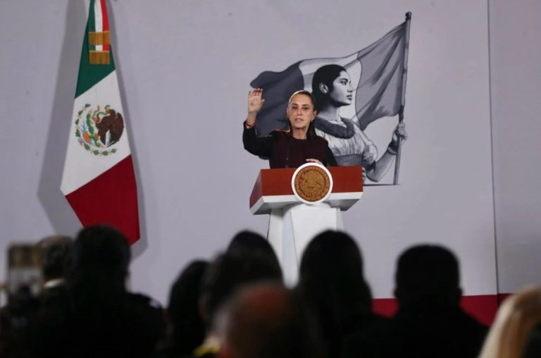 La presidenta Claudia Sheinbaum se pronunció a favor de regular el uso de tecnología sintética en redes sociales.