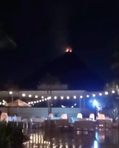 Integrantes del Cuerpo de Bomberos de Tulum acudieron a verificar las condiciones de la estructura tras el impacto del rayo.