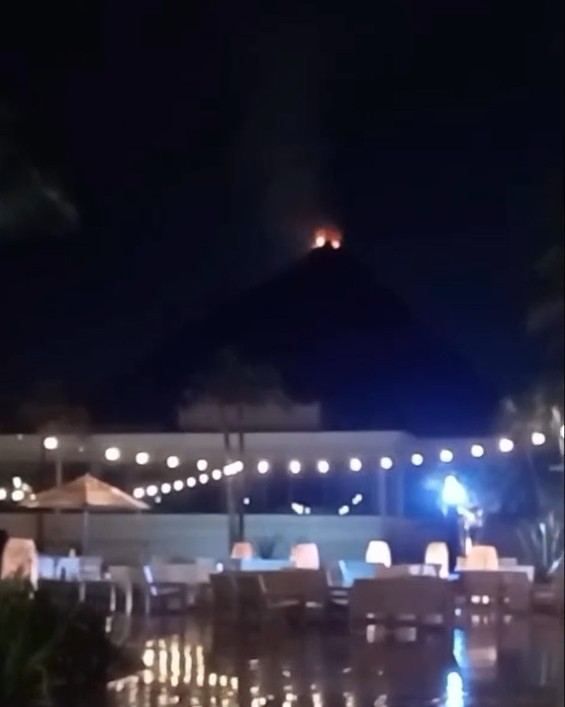 Integrantes del Cuerpo de Bomberos de Tulum acudieron a verificar las condiciones de la estructura tras el impacto del rayo.