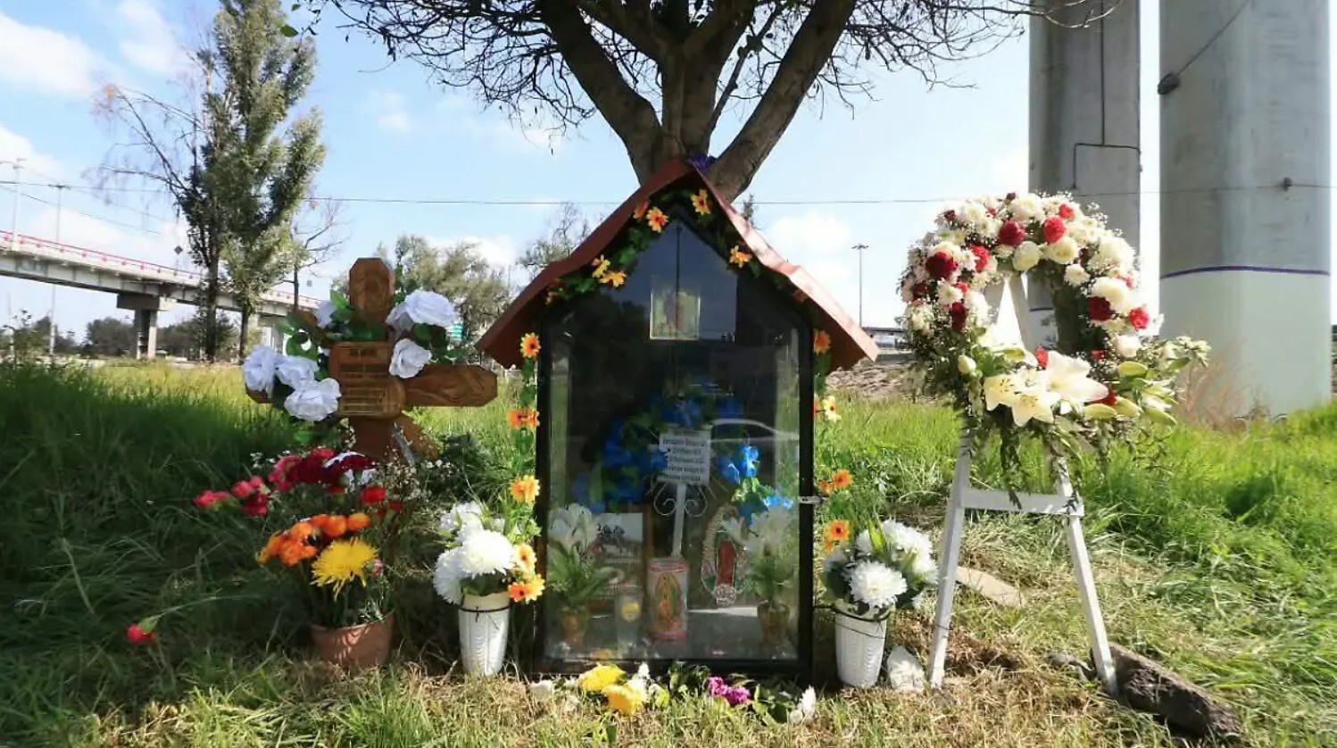 Familiares de las víctimas acudieron a la zona cero para depositar flores e imágenes en memoria de sus seres queridos.