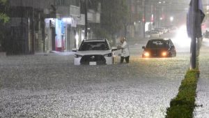 Las intensas lluvias caídas en la región sur del estado anegaron avenidas principales en el municipio de Coatzacoalcos.
