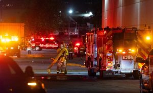 Elementos de los cuerpos de emergencia acordonaron la zona del siniestro en el vecindario de Chatsworth.