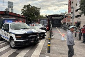 Servicios de emergencia acudieron al lugar tras registrarse el trágico accidente en la avenida Balderas.