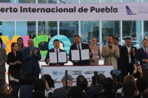 El gobierno estatal y el consorcio oficial firmaron el acuerdo para destinar mil millones de pesos al recinto aéreo.