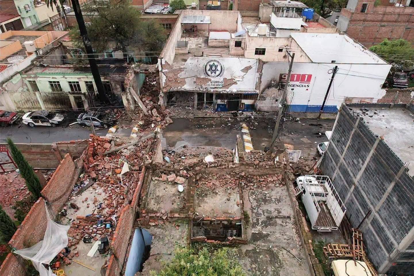 Daños estructurales en las inmediaciones de la Comandancia de la Policía Municipal tras la detonación del vehículo con explosivos.
