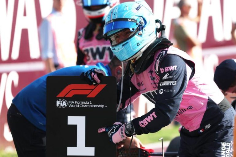 Pierre Gasly celebra tras marcar el mejor tiempo durante la sesión de calificación en la pista de Monza.