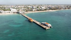 Autoridades municipales y directivos navieros anuncian la tarifa preferencial hacia la isla de Cozumel.
