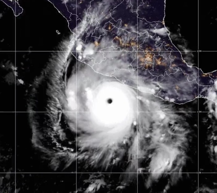 Imagen satelital que muestra la extensa cobertura y la fuerza del huracán Polo en el océano Pacífico.