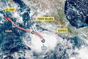 El huracán Polo categoría 5 intensifica su fuerza en aguas del océano Pacífico con vientos destructivos.