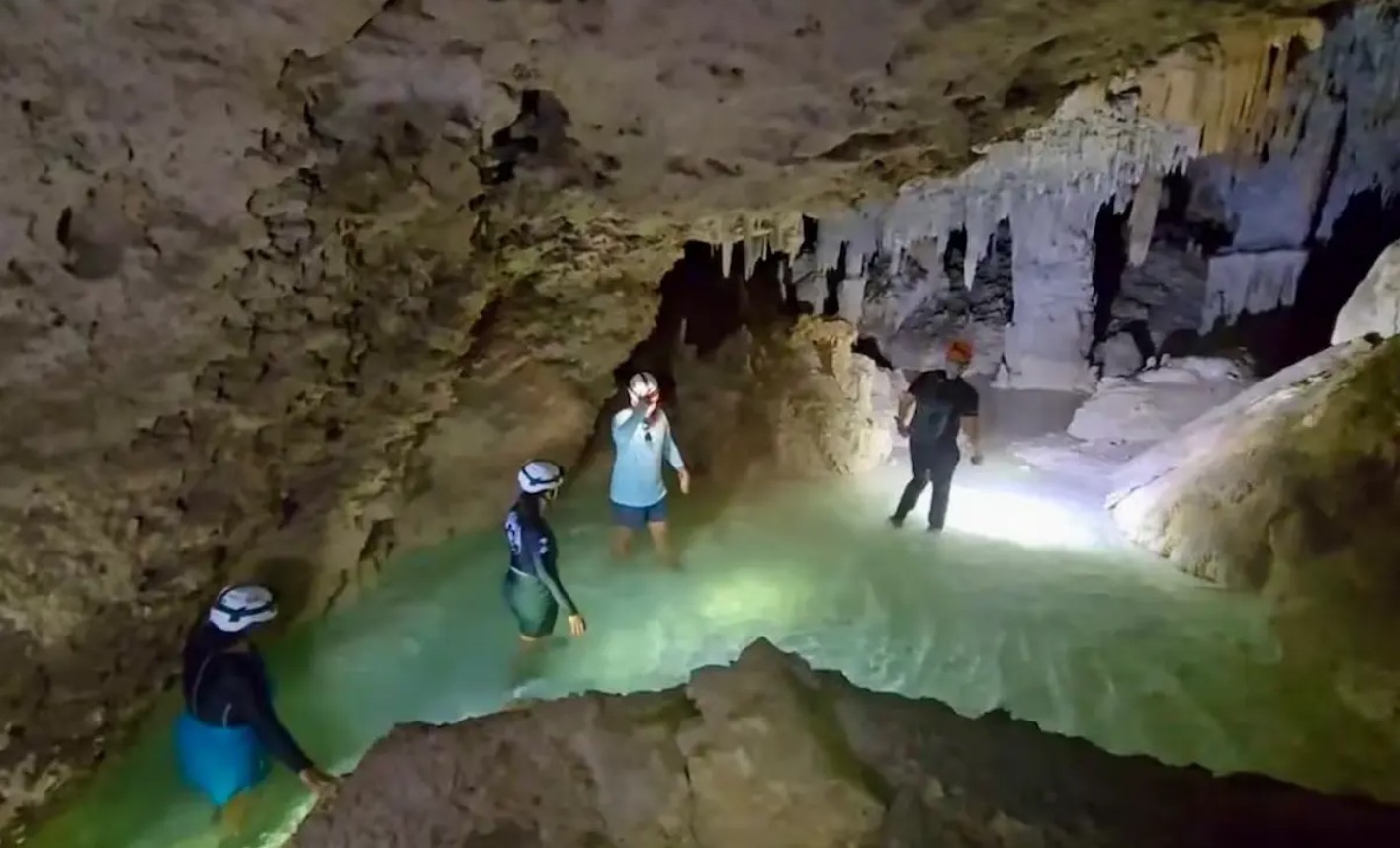 Las congresistas de Nueva York inspeccionaron la hincada de pilotes de metal dentro de las cavernas del Sistema Aktun T’uyul.