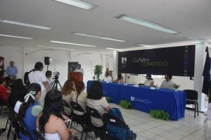 Especialistas y autoridades reunidos durante la jornada de innovación y tecnología turística en la capital del estado.