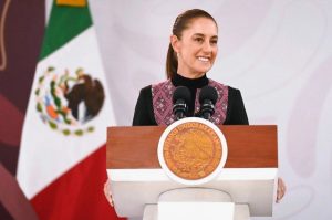 La presidenta Claudia Sheinbaum Pardo durante su conferencia matutina al abordar temas de salud pública.