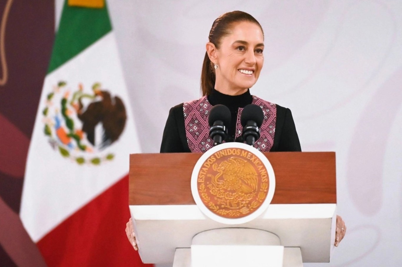 La presidenta Claudia Sheinbaum Pardo durante su conferencia matutina al abordar temas de salud pública.