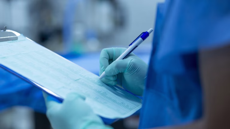 Hospitales del sector salud enfrentan supervisiones estrictas tras el registro de infecciones bacterianas severas.