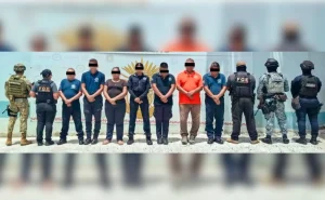 Detienen a siete policías y aseguran patrullas en operativo en Coyuca, Guerrero