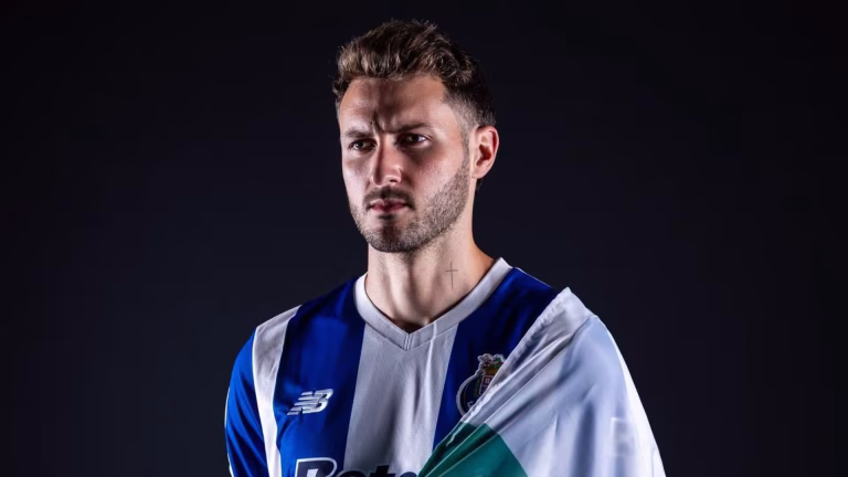 El delantero mexicano busca sumar sus primeros minutos con la camiseta del Porto en el fútbol de Portugal.