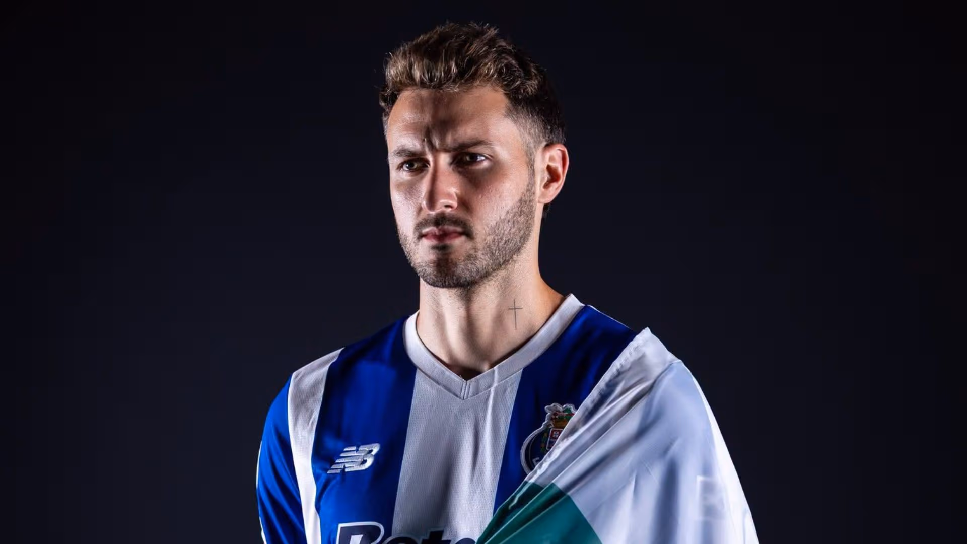 El delantero mexicano busca sumar sus primeros minutos con la camiseta del Porto en el fútbol de Portugal.