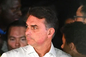 Cancela Brasil pasaportes de Flávio Bolsonaro tras orden judicial