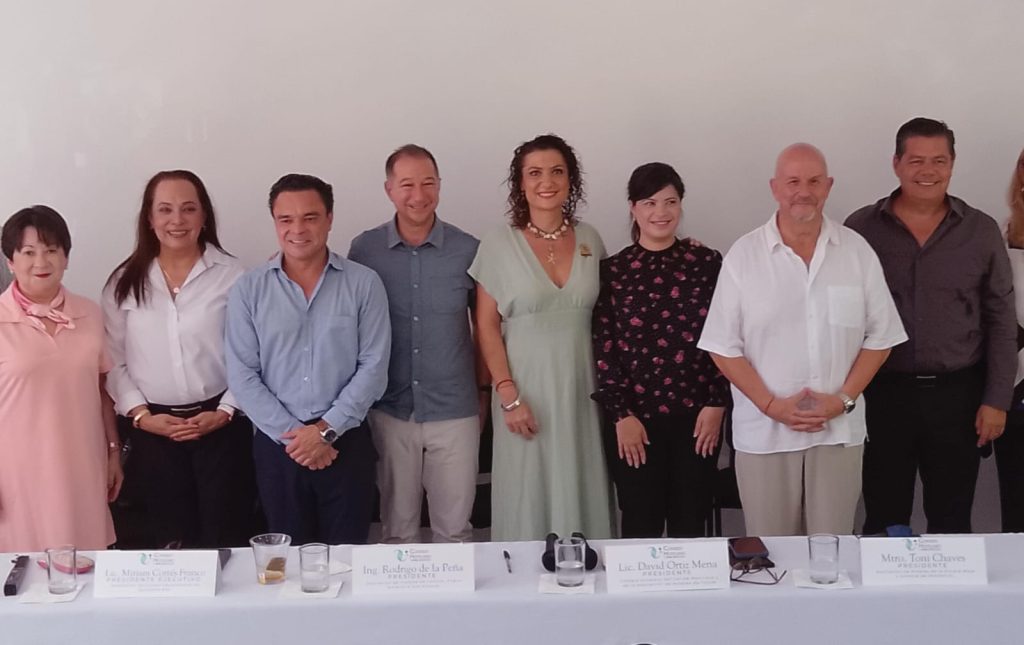 David Ortiz Mena y hoteleros panelistas que discutieron sobre el DNR