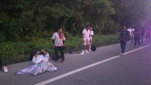 El autobús que transportaba trabajadores hoteleros volcó durante la madrugada en la carretera Felipe Carrillo Puerto-Tulum.