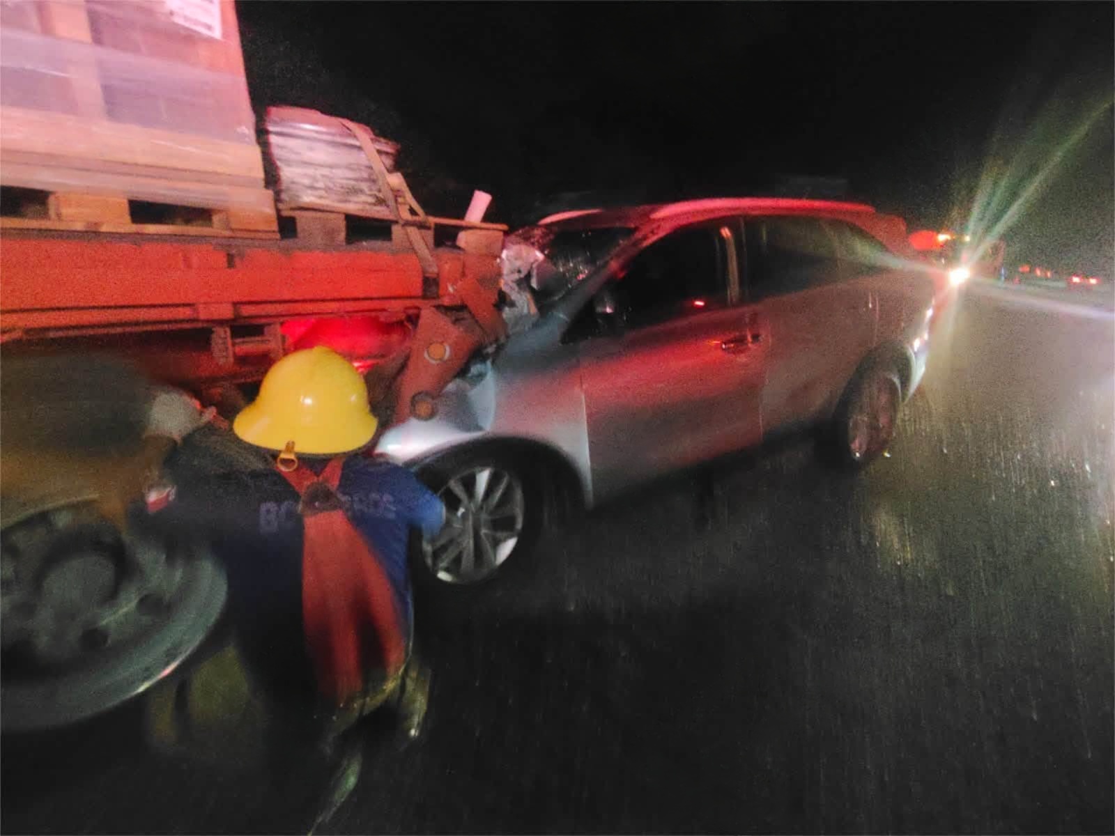 Un automóvil compacto habría chocado contra la parte trasera de un tráiler estacionado en la carretera Felipe Carrillo Puerto–Tulum.
