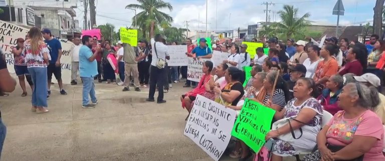 Trabajadores sindicalizados del Ayuntamiento de Tulum se manifestaron para exigir la revisión de descuentos salariales que consideran irregulares.