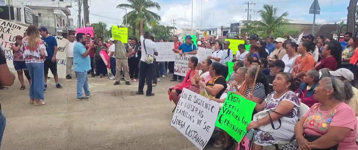 Trabajadores sindicalizados del Ayuntamiento de Tulum se manifestaron para exigir la revisión de descuentos salariales que consideran irregulares.