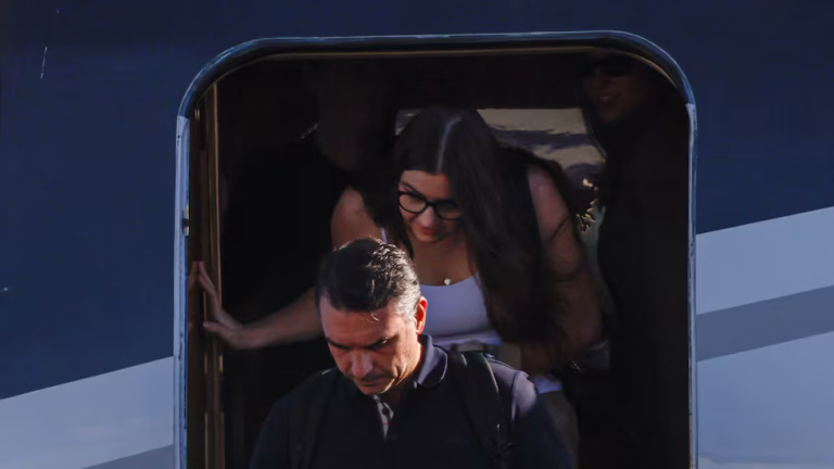 Flávio Bolsonaro llegó a Miami acompañado de su esposa y sus dos hijas, según reportes de medios internacionales.
