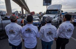 Claudia Sheinbaum afirmó que el diálogo con los transportistas permanece abierto, pero rechazó la defensa de privilegios fiscales.