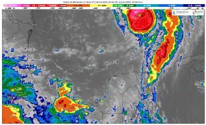 Las calles de Benito Juárez registran nublados y chubascos intensos derivados de la humedad del sistema meteorológico.