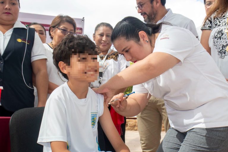 La escuela primaria Maestros Carmelitas, en el municipio de Carmen, permanece bajo vigilancia sanitaria tras el reporte de 19 alumnos con síntomas respiratorios.
