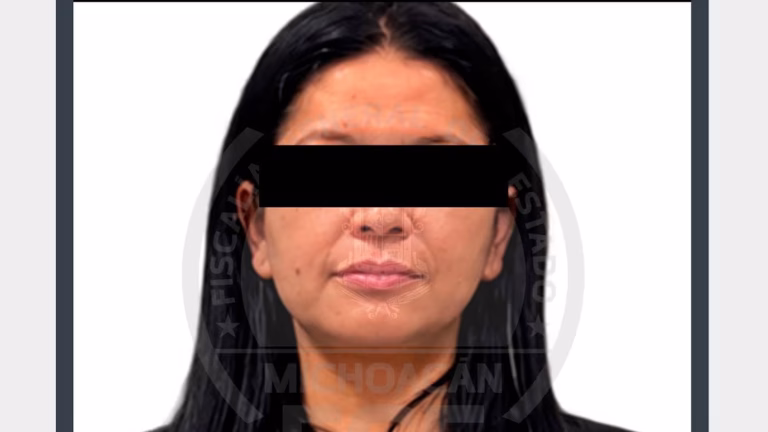 La Fiscalía de Michoacán detuvo a una funcionaria del Ayuntamiento de Uruapan por su probable responsabilidad en encubrimiento por favorecimiento.