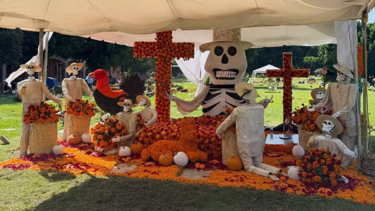 Una ofrenda monumental con flores de cempasúchil y figuras de calaveras fue instalada sobre la tumba de Nemesio Oseguera Cervantes en Zapopan.