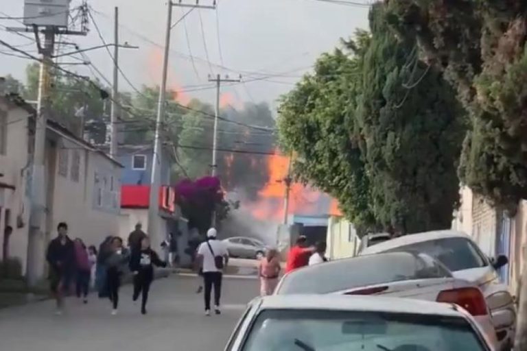 Una columna de fuego se elevó sobre la gasera ubicada en la calle Venustiano Carranza, en la zona de El Ranchito, Coacalco.