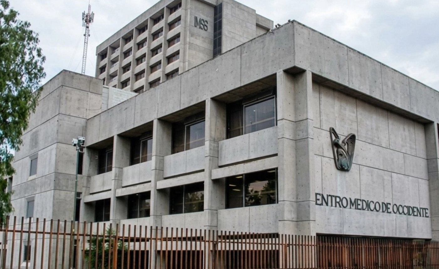 Especialistas revisan los procedimientos clínicos y epidemiológicos en la Unidad de Cuidados Intensivos Neonatales del Centro Médico Nacional de Occidente, en Guadalajara.