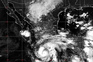 El huracán Trudy alcanzó la categoría 3 en la escala Saffir-Simpson generando alerta en las costas del Pacífico.