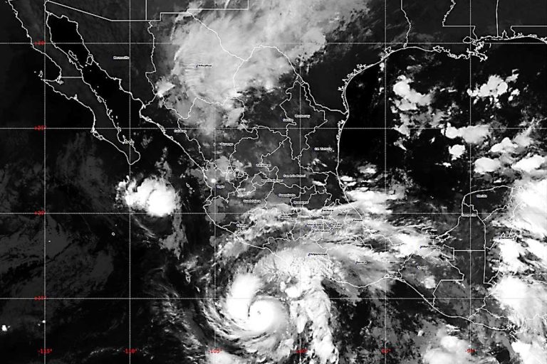 El huracán Trudy alcanzó la categoría 3 en la escala Saffir-Simpson generando alerta en las costas del Pacífico.