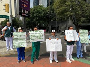 La presidenta Claudia Sheinbaum informó sobre la revisión de un programa integral para atender las demandas laborales en el IMSS.