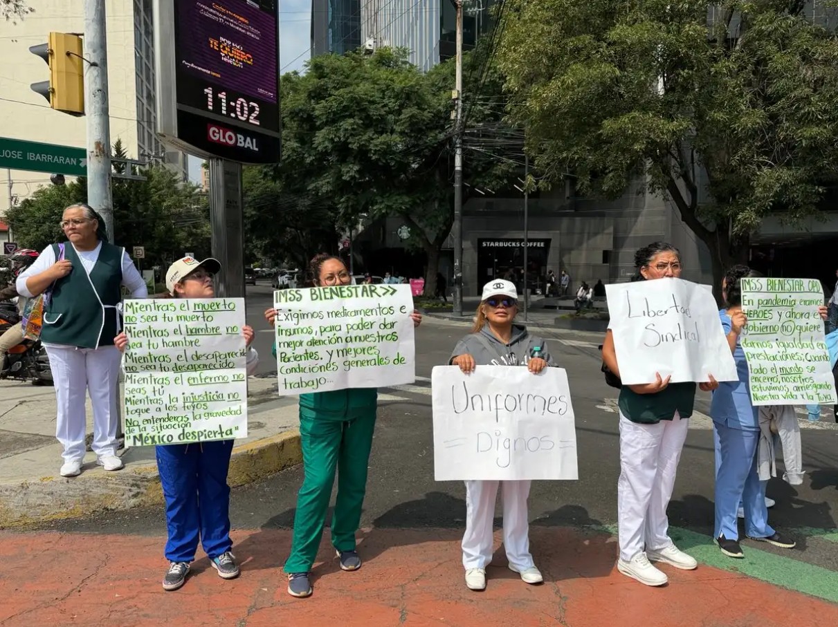La presidenta Claudia Sheinbaum informó sobre la revisión de un programa integral para atender las demandas laborales en el IMSS.