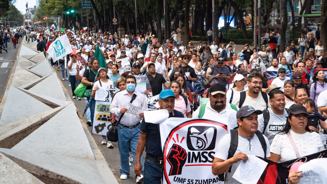 Trabajadores disidentes del IMSS advierten que podrían intensificar las movilizaciones si no reciben información sobre las negociaciones salariales.