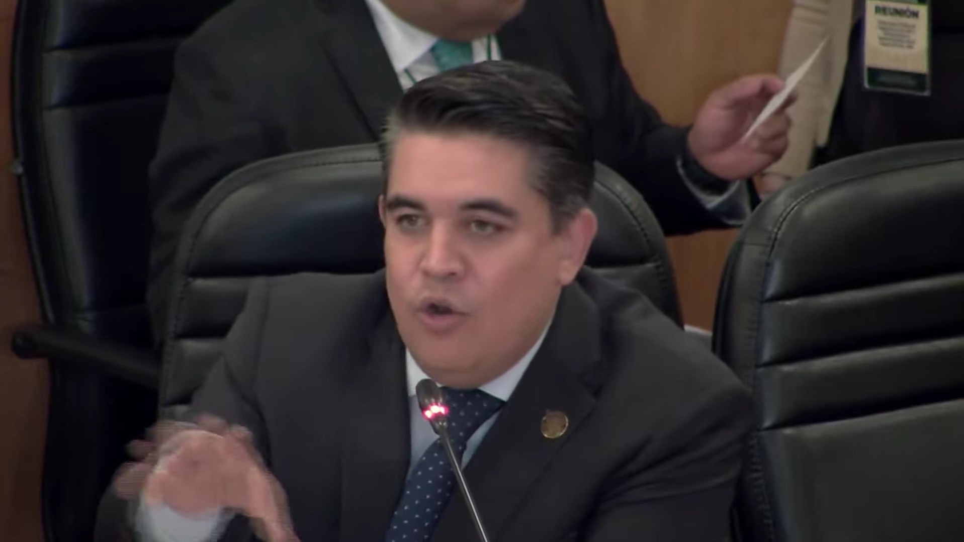 Víctor Hugo Carvente Contreras, titular del Órgano Interno de Control del INE, presentó ante diputados un expediente sobre contratos de material electoral.