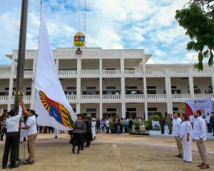 Autoridades de los tres poderes del estado encabezaron el izamiento de la bandera en la explanada de Chetumal.