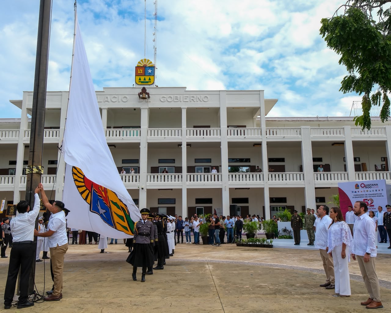 Autoridades de los tres poderes del estado encabezaron el izamiento de la bandera en la explanada de Chetumal.