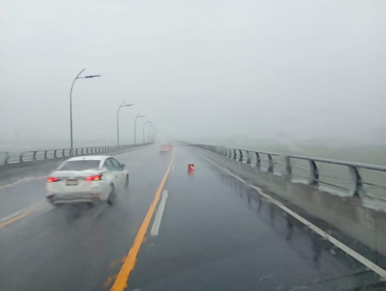 Dos vuelos comerciales con destino a Cancún fueron desviados hacia Mérida a causa de las fuertes precipitaciones.