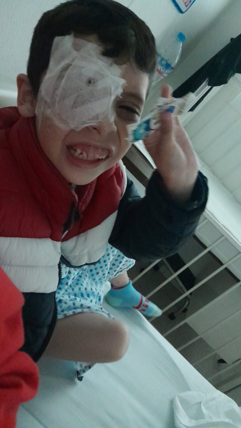 Mateo, un niño con autismo, sufrió una lesión ocular dentro de una escuela primaria de Chicoloapan, Estado de México.